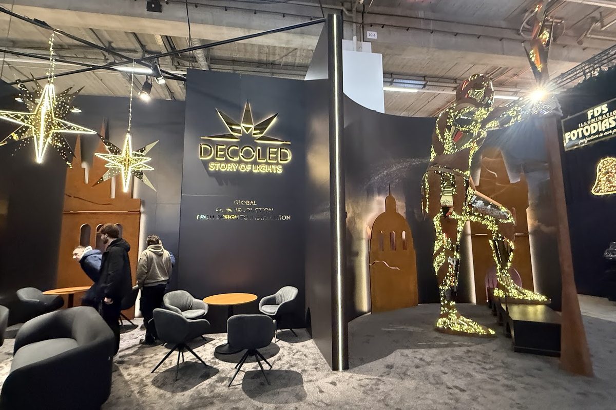 Exposição da DECOLED na feira em Frankfurt com uma escultura luminosa e zona de reuniões